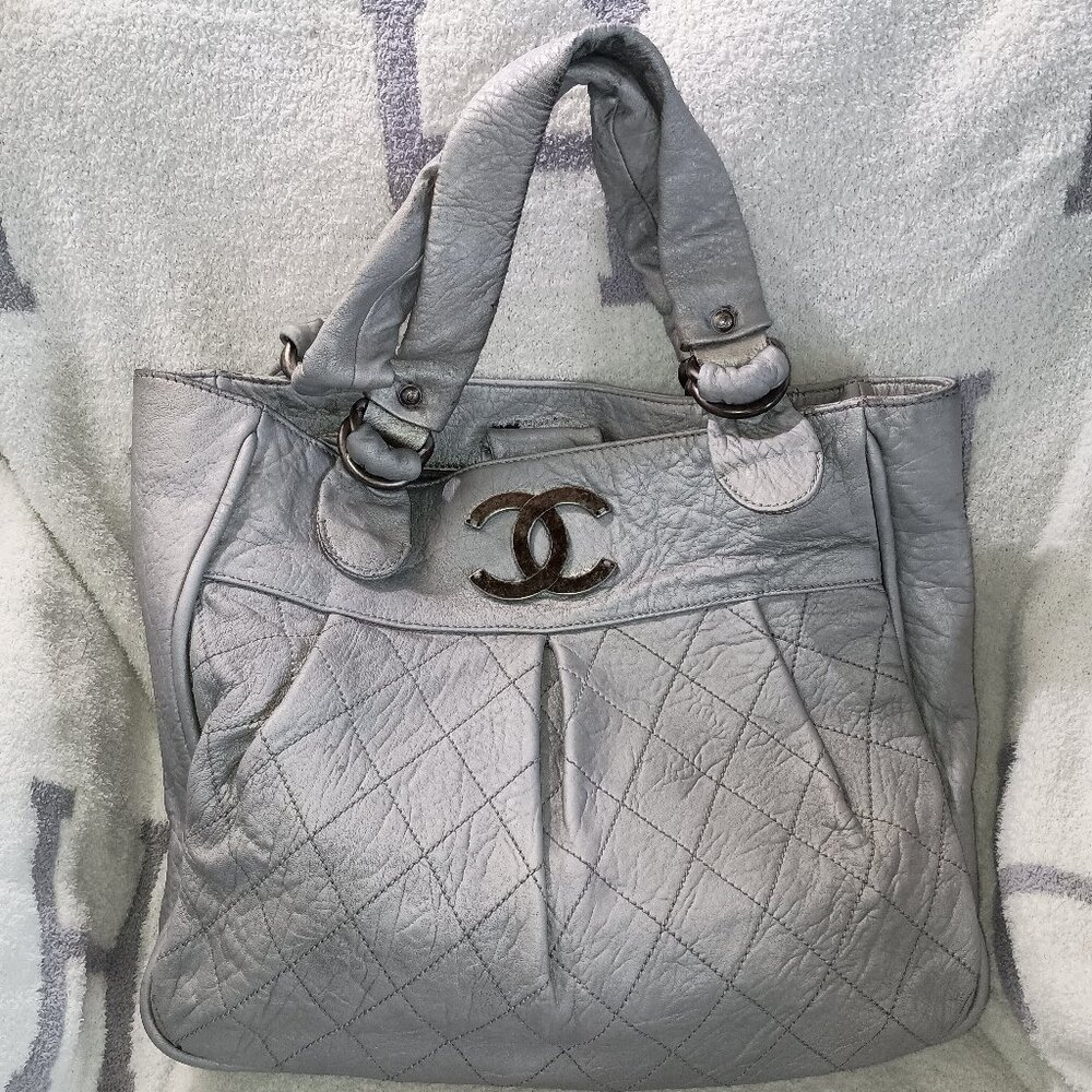 CHANEL LEATHER TOTE